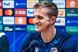 Recept na Bayern? Dostupovat k protihráčům a tlačit je zády od brány, říká Jan Kopic